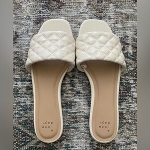 *LIKE NEW* A New Day White Quilted Sandals